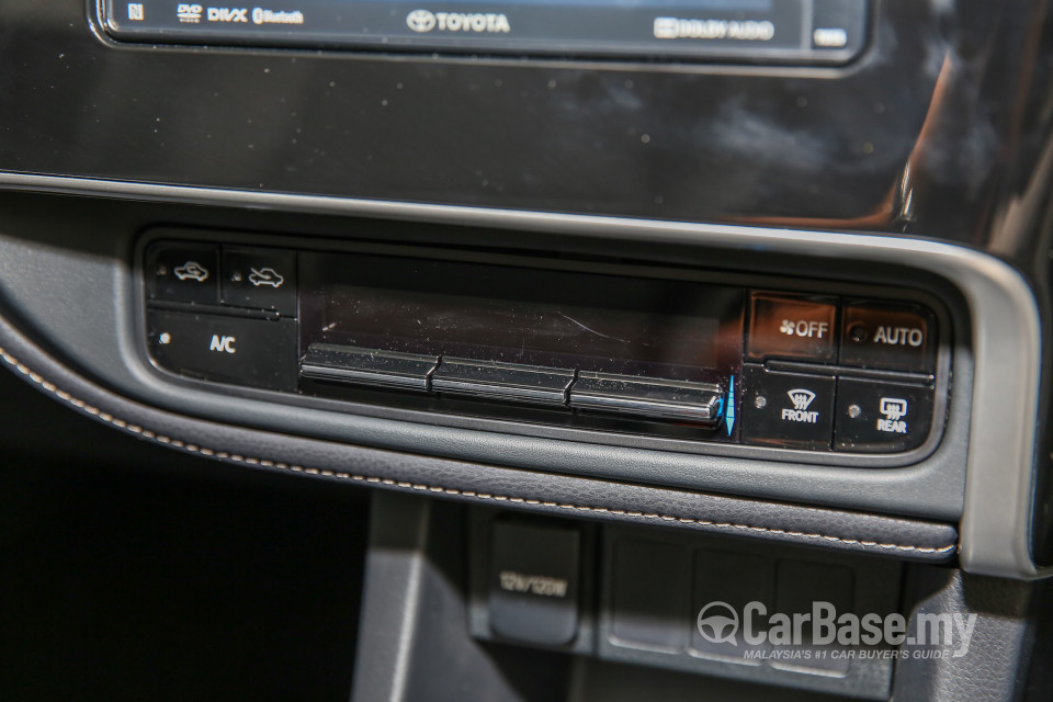 Toyota Corolla E170 facelift  (2016) Interior