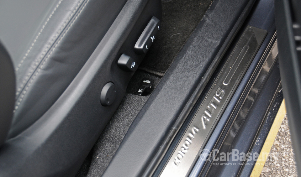 Toyota Corolla E170 (2014) Interior