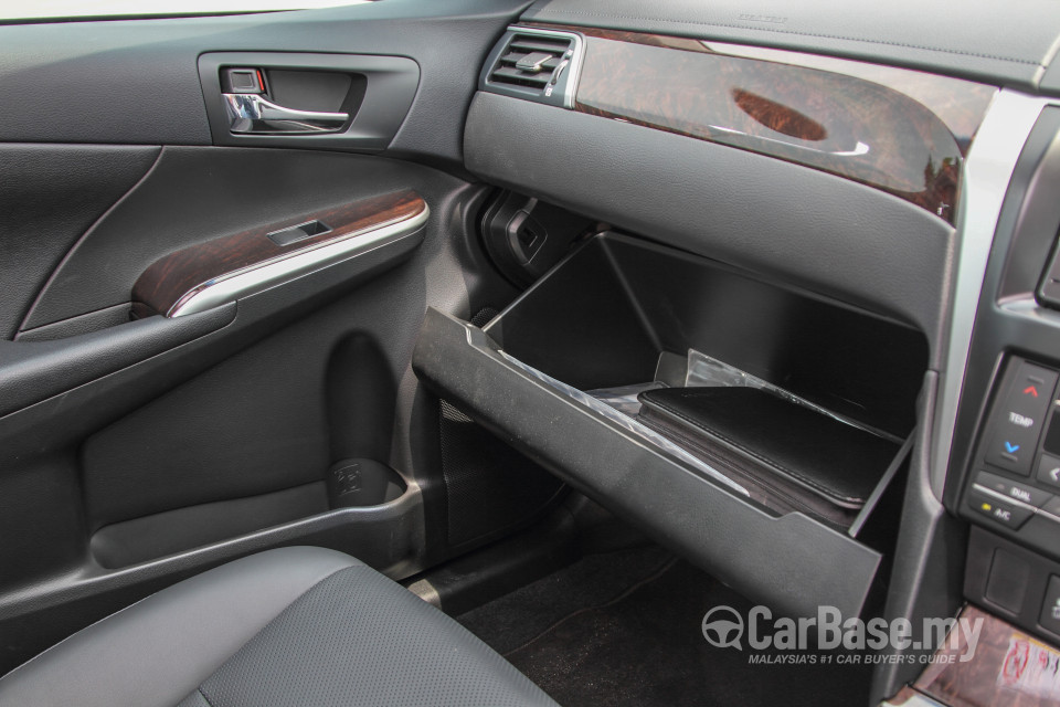 Toyota Camry XV50 Facelift (2015) Interior
