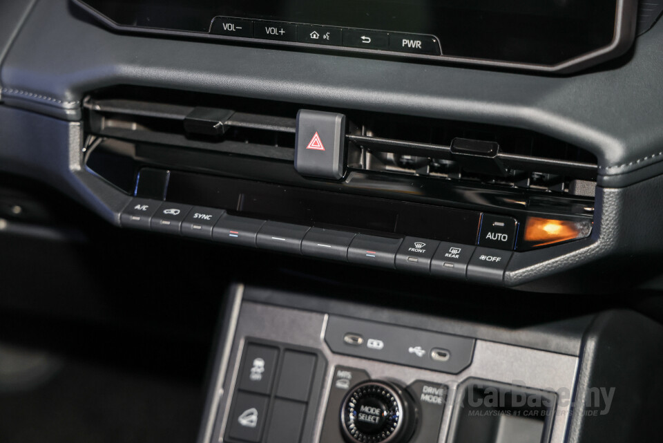 Toyota Hilux AN220/AN230 (2026) Interior