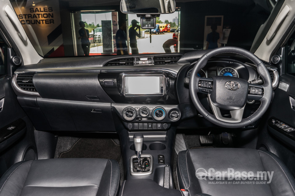 Toyota Hilux Revo N80 (2016) Interior