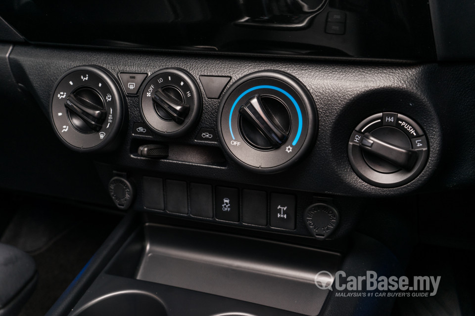 Toyota Hilux Revo N80 (2016) Interior