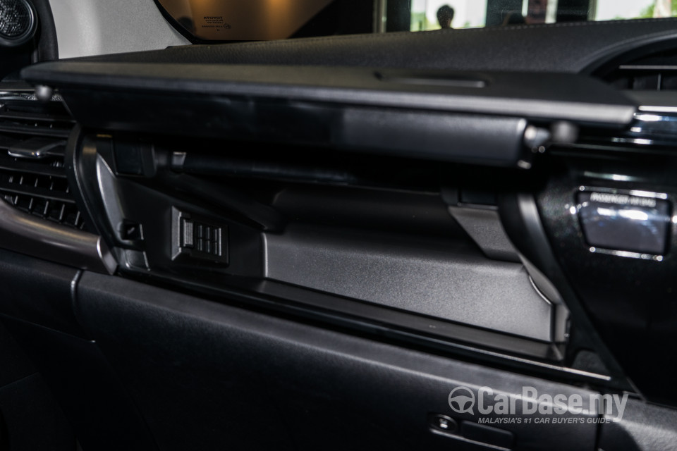 Toyota Hilux Revo N80 (2016) Interior