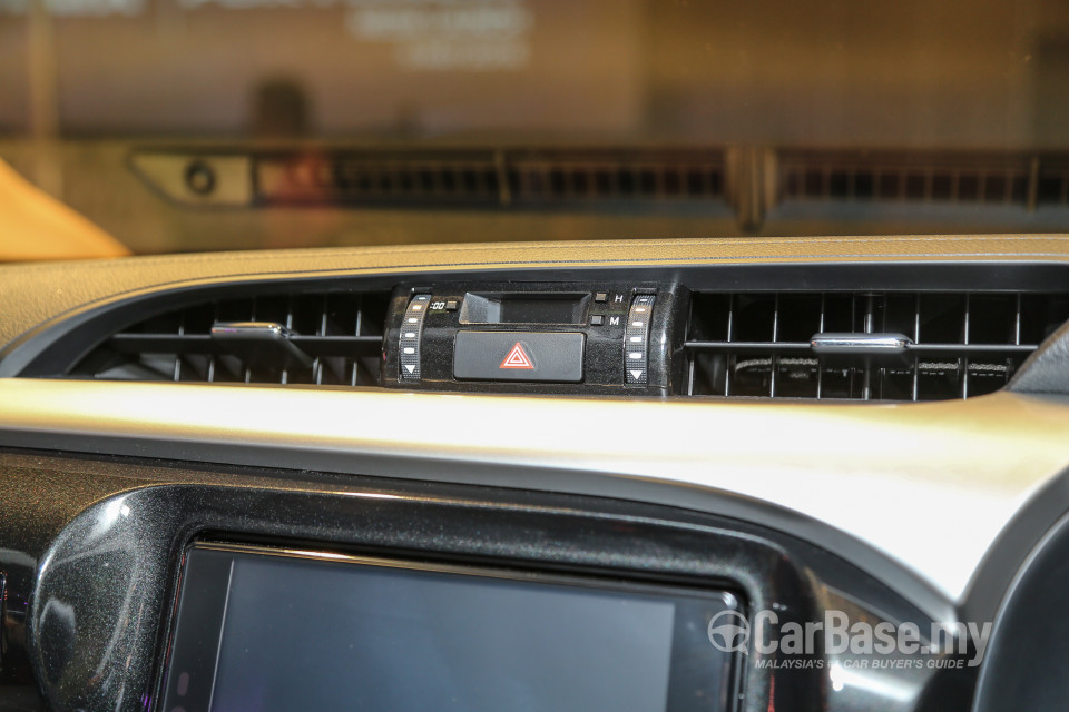 Toyota Hilux Revo N80 (2016) Interior