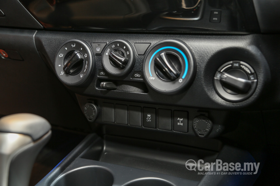 Toyota Hilux Revo N80 (2016) Interior