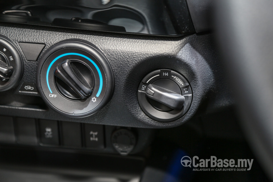 Toyota Hilux Revo N80 (2016) Interior