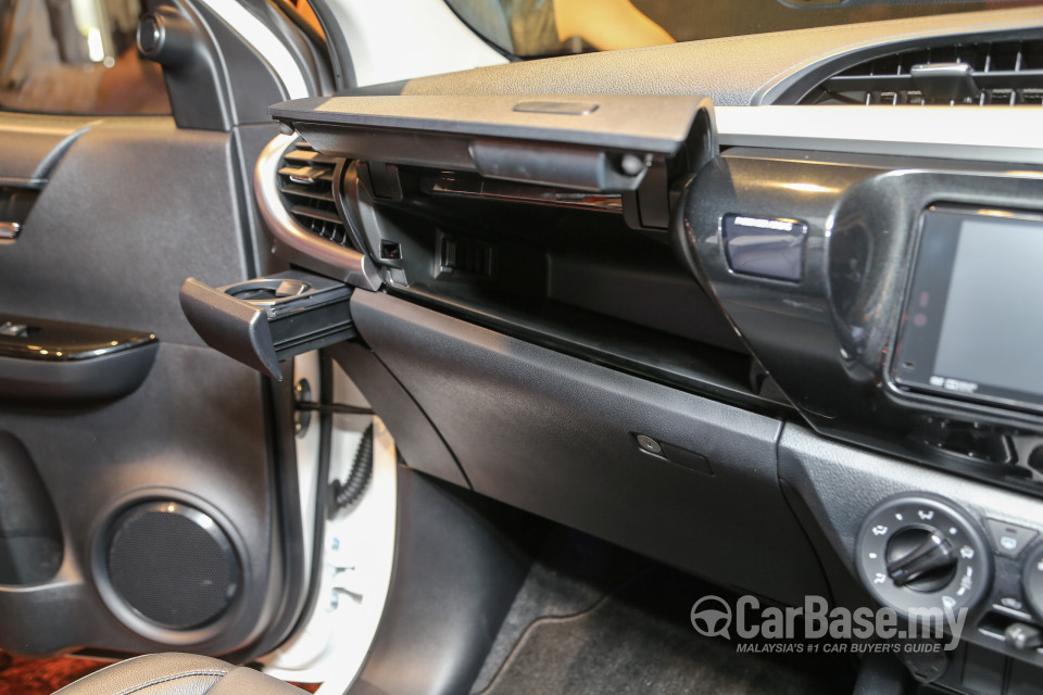 Toyota Hilux Revo N80 (2016) Interior