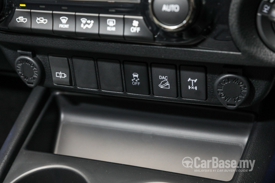Toyota Hilux Revo N80 (2016) Interior