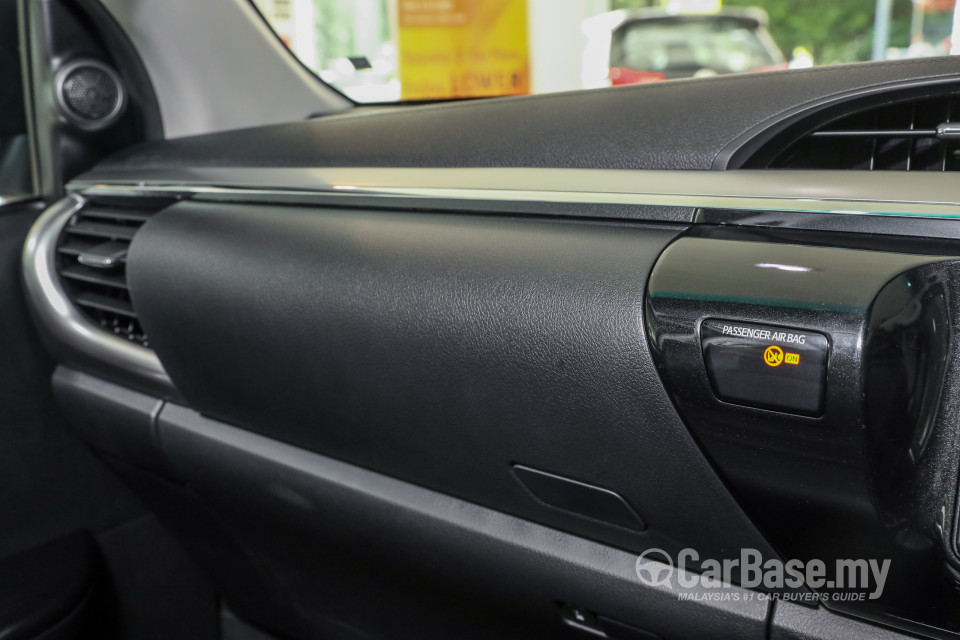 Toyota Hilux Revo N80 (2016) Interior