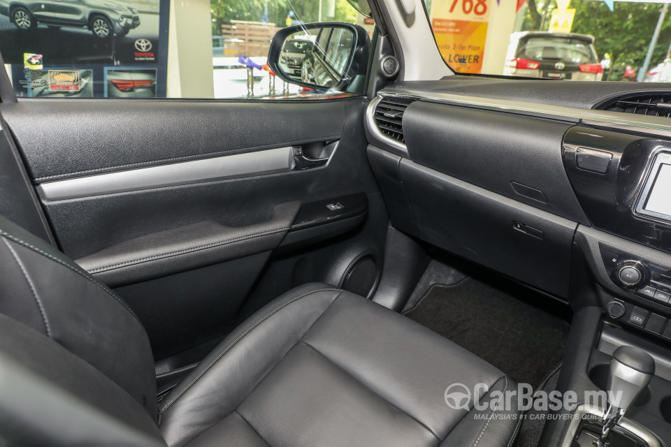 Toyota Hilux Revo N80 (2016) Interior