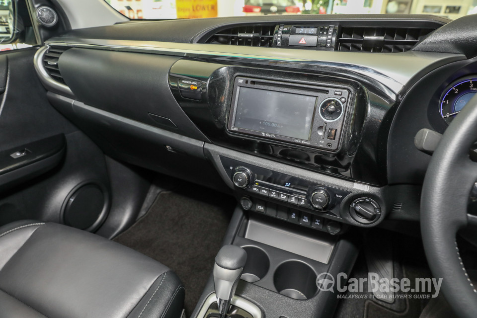 Toyota Hilux Revo N80 (2016) Interior