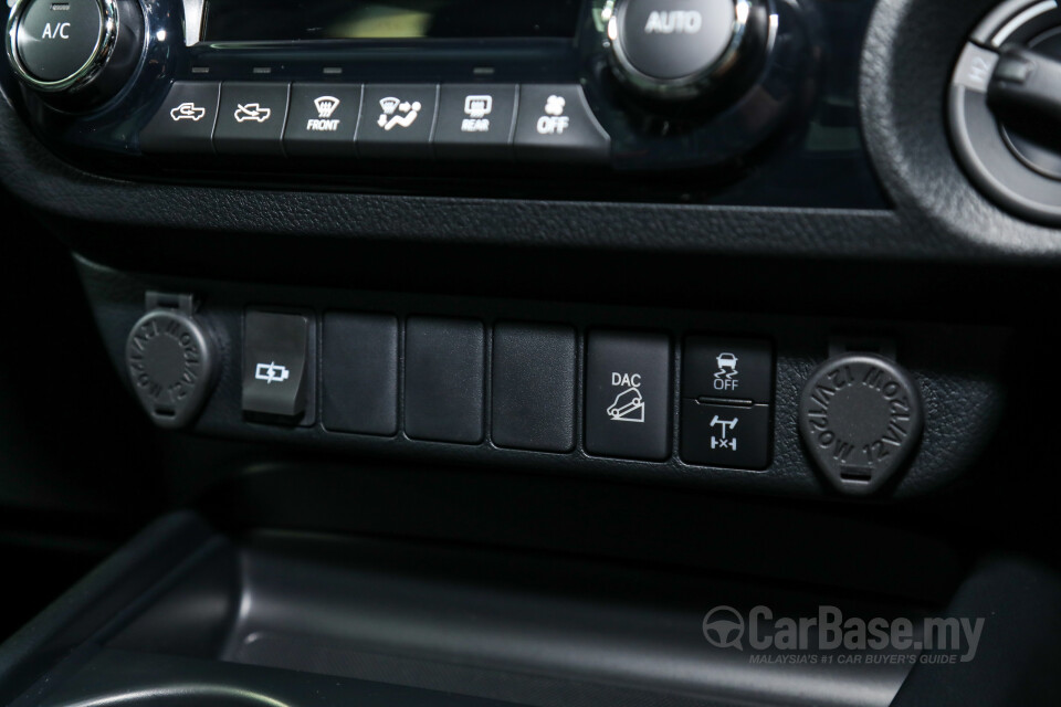 Toyota Hilux Revo N80 Facelift 2 (2020) Interior