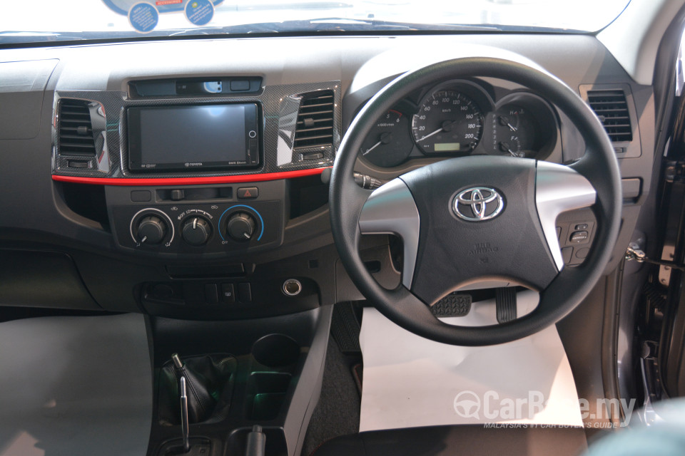 Toyota Hilux N70 Facelift (2011) Interior