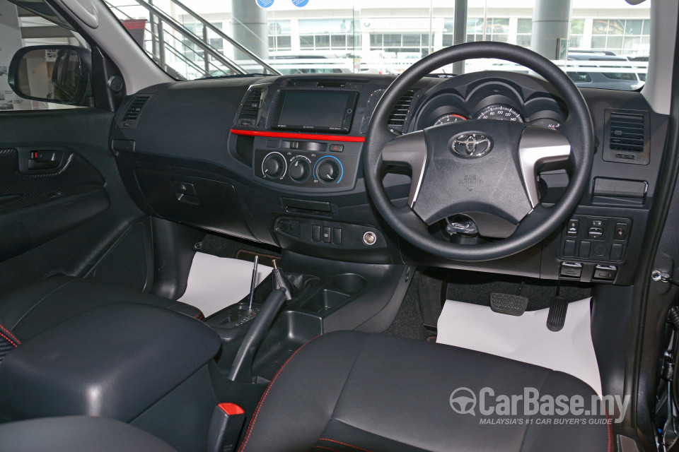 Toyota Hilux N70 Facelift (2011) Interior