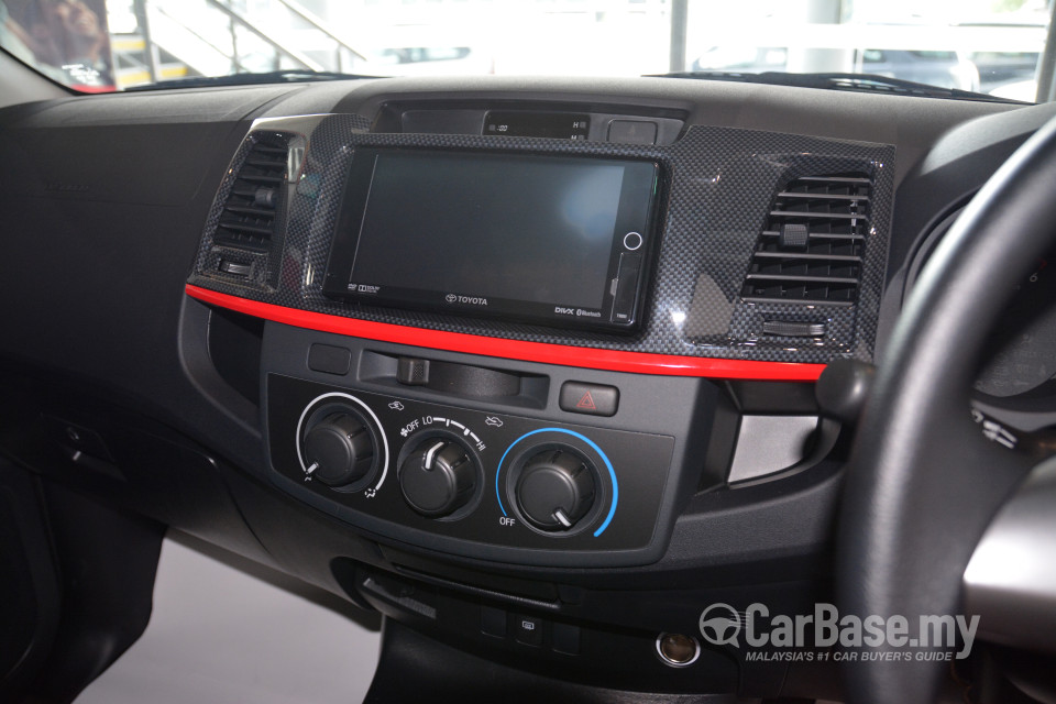 Toyota Hilux N70 Facelift (2011) Interior
