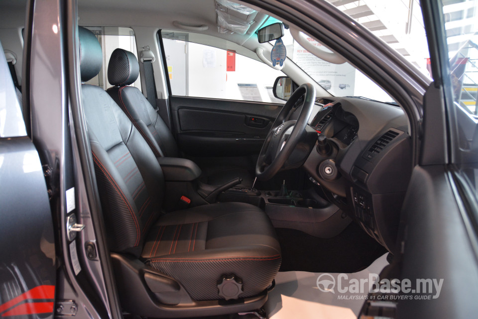 Toyota Hilux N70 Facelift (2011) Interior