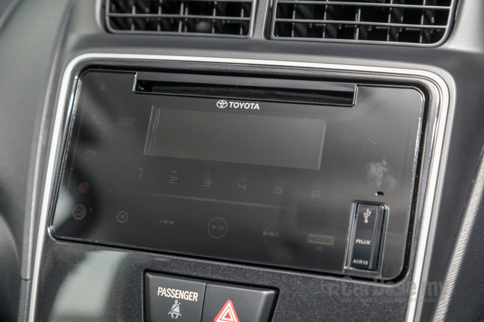 Toyota Innova AN140 (2016) Interior