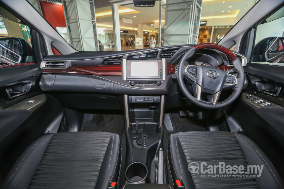 Toyota Innova AN140 (2016) Interior