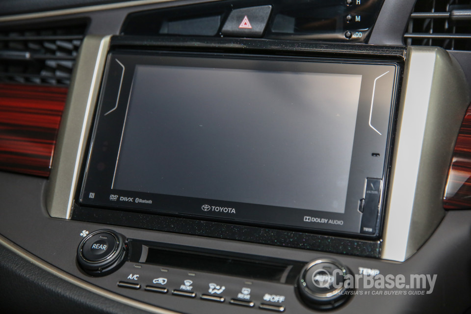 Toyota Innova AN140 (2016) Interior