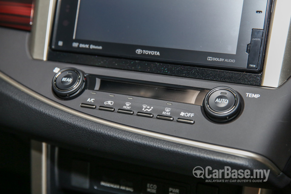 Toyota Innova AN140 (2016) Interior