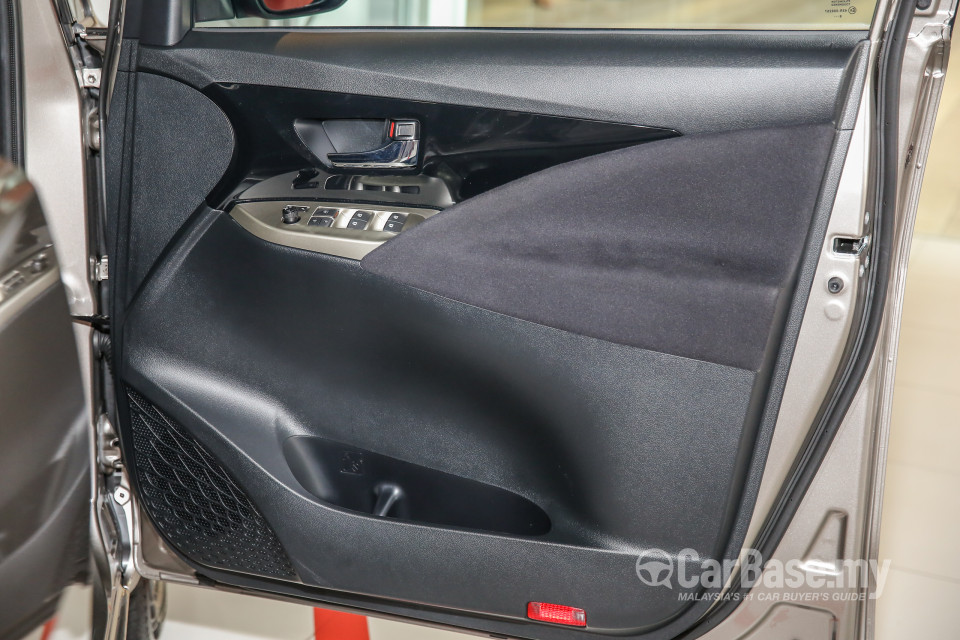 Toyota Innova AN140 (2016) Interior