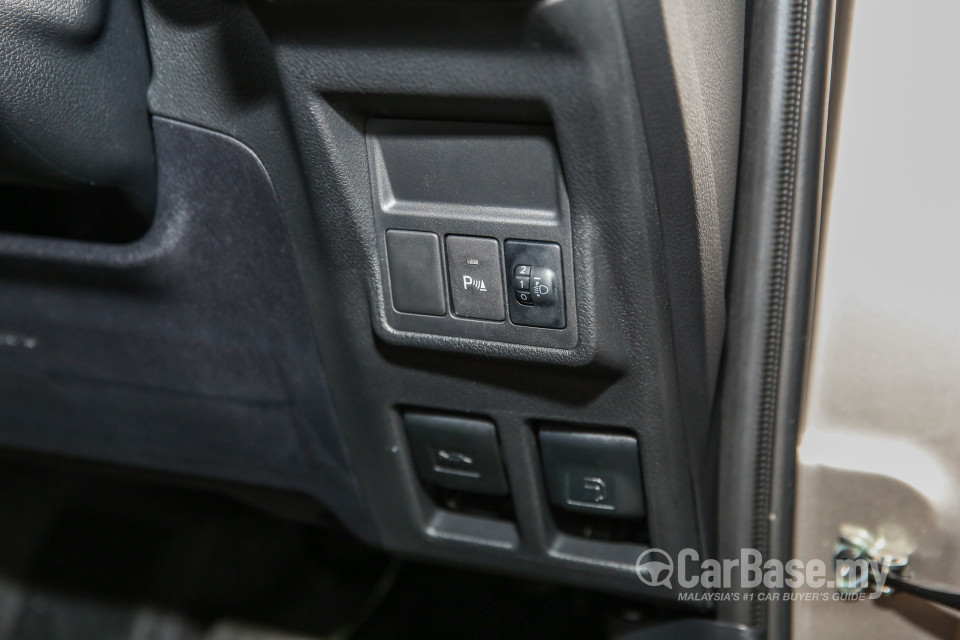 Toyota Innova AN140 (2016) Interior