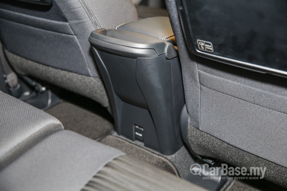Toyota Innova AN140 (2016) Interior