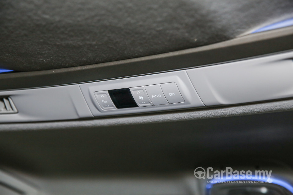 Toyota Innova AN140 (2016) Interior
