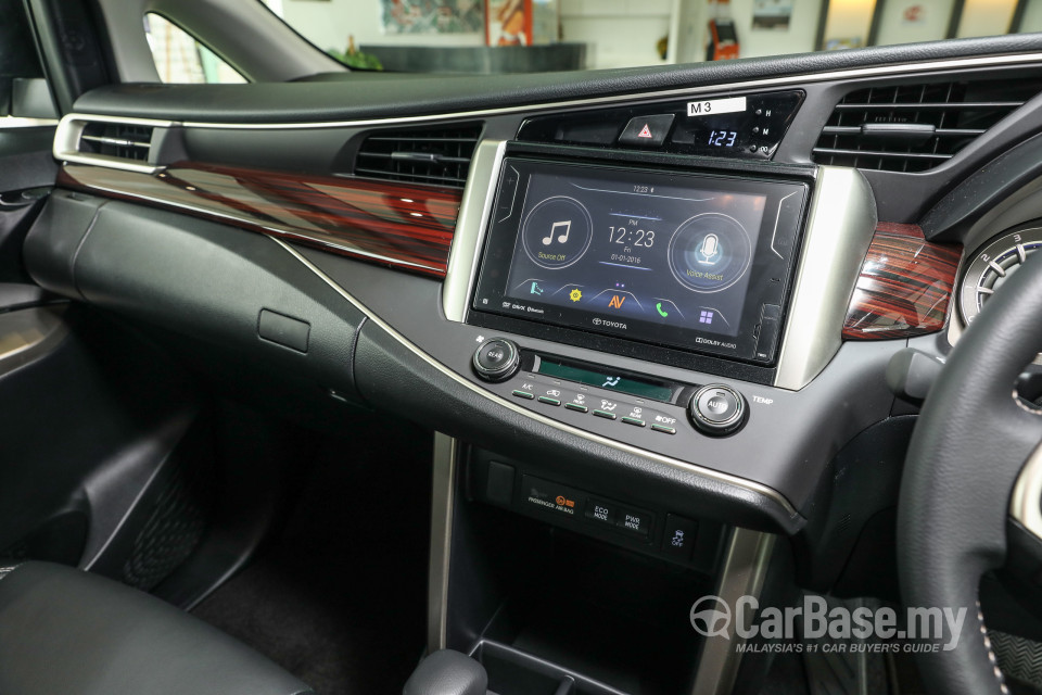 Toyota Innova AN140 (2016) Interior