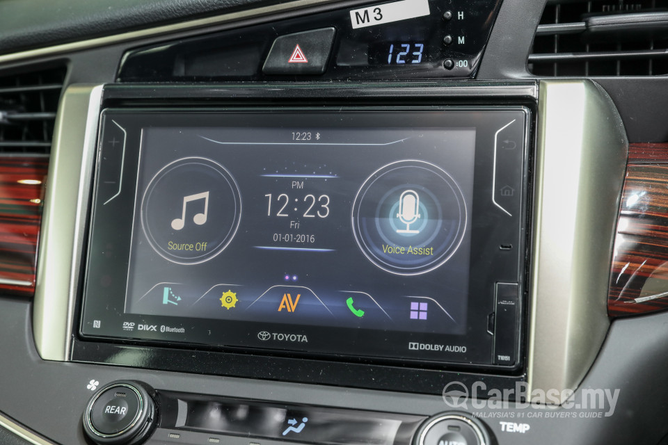 Toyota Innova AN140 (2016) Interior