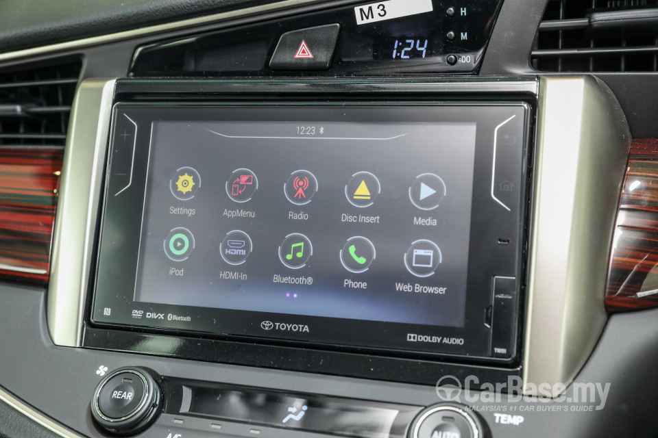 Toyota Innova AN140 (2016) Interior