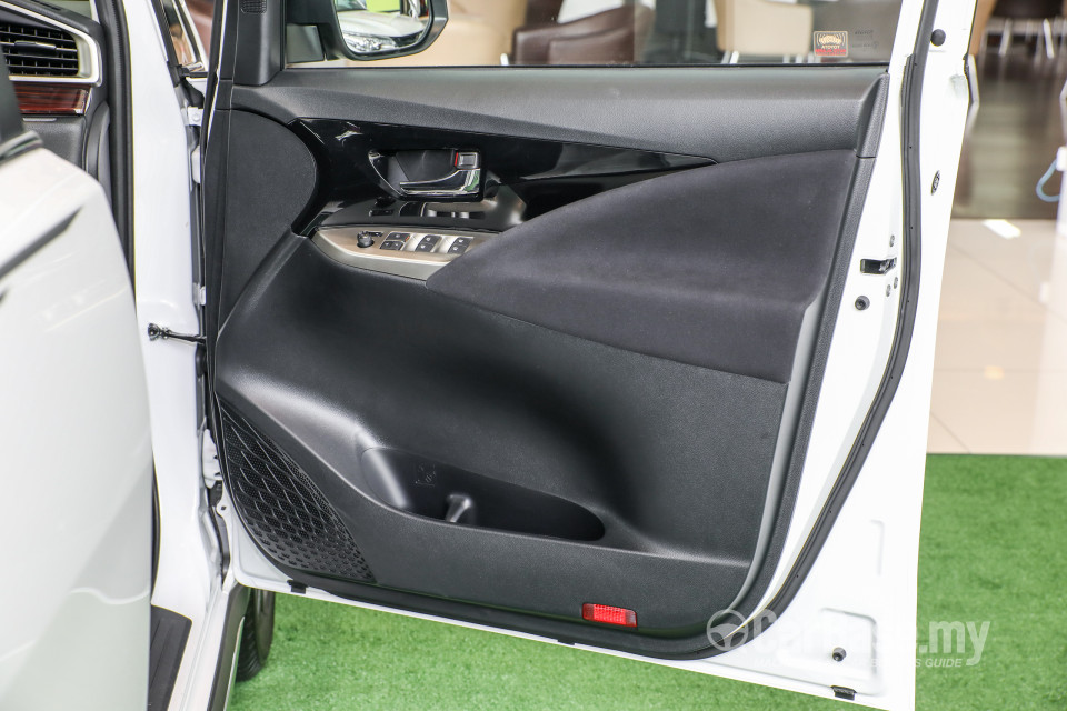 Toyota Innova AN140 (2016) Interior
