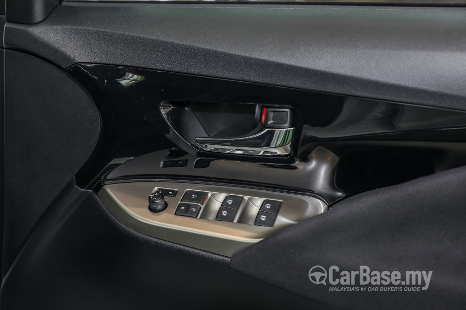 Toyota Innova AN140 (2016) Interior