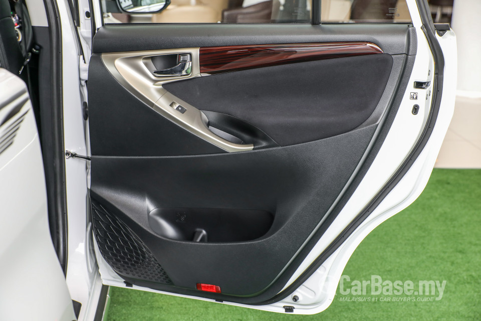 Toyota Innova AN140 (2016) Interior