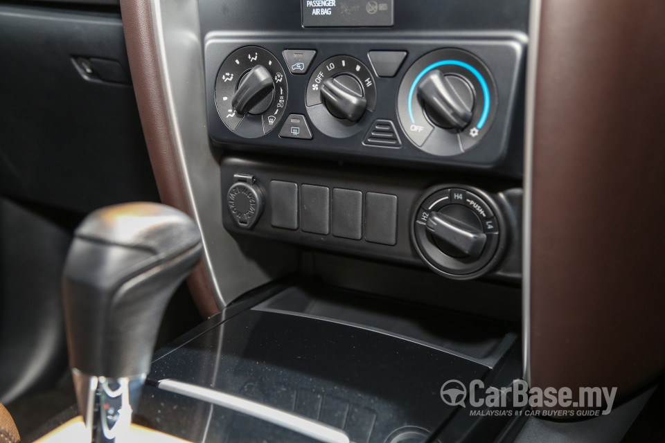 Toyota Fortuner AN160 (2016) Interior