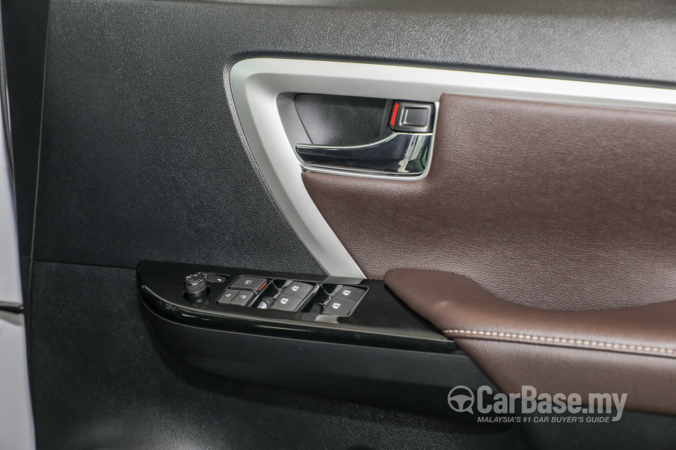 Toyota Fortuner AN160 (2016) Interior