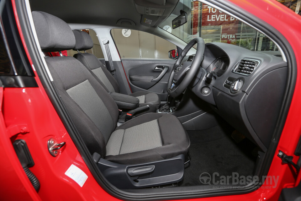 Toyota Innova AN140 (2016) Interior