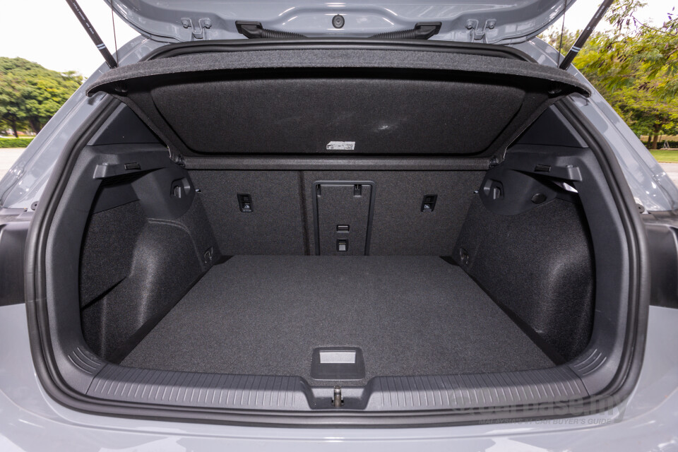Volkswagen Golf Mk8 (2021) Interior