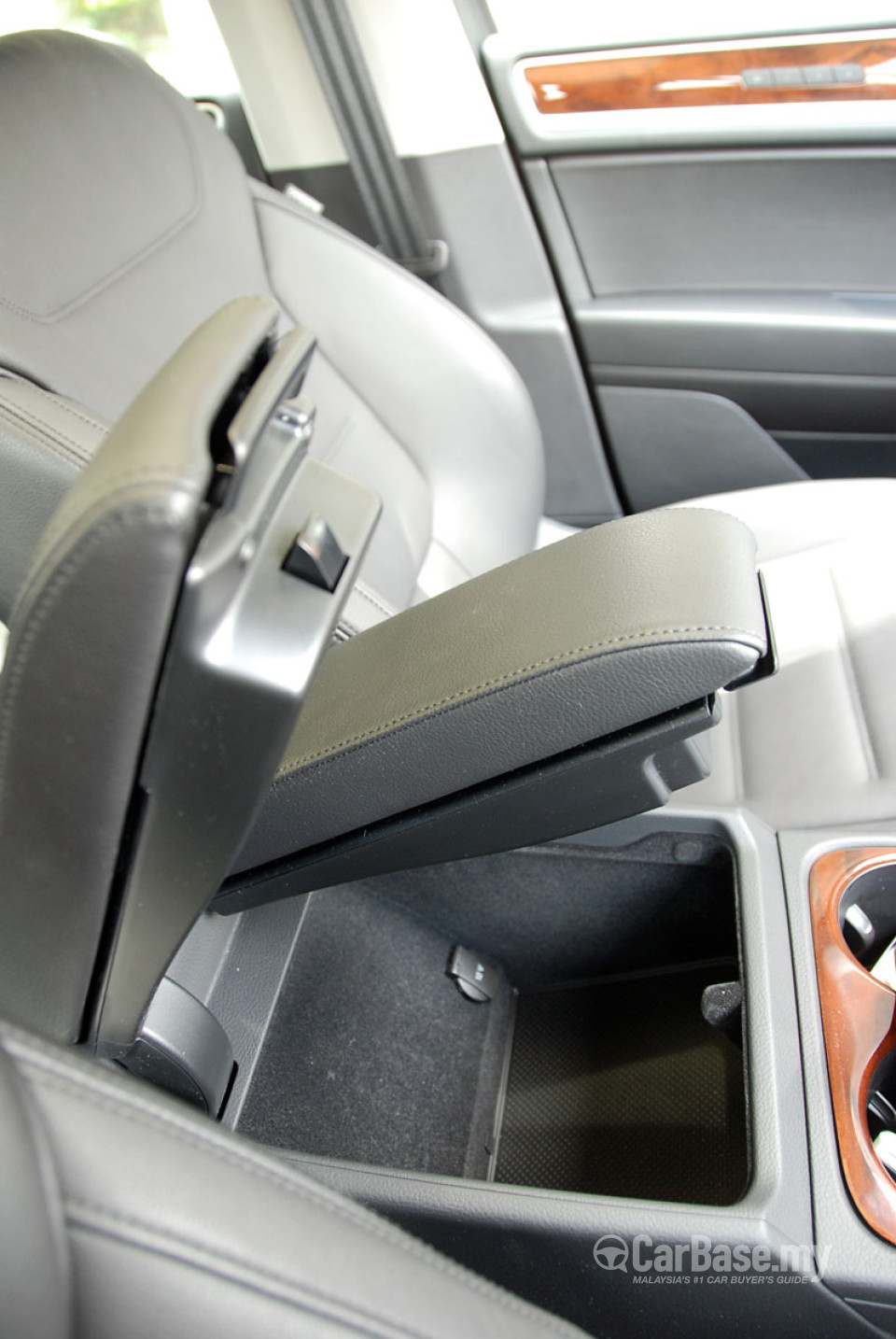 Volkswagen Touareg Mk2 (2010) Interior