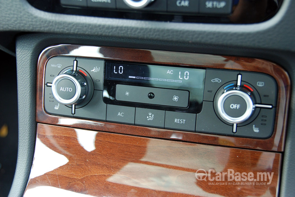 Volkswagen Touareg Mk2 (2010) Interior