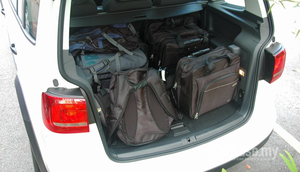 Volkswagen Cross Touran Mk2 (2011) Interior