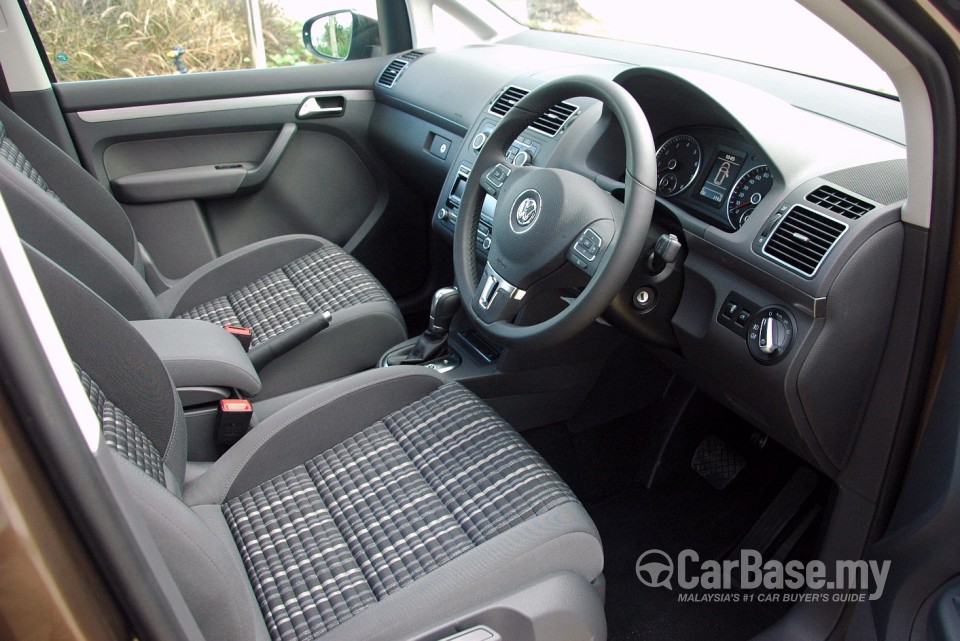 Volkswagen Cross Touran Mk2 (2011) Interior