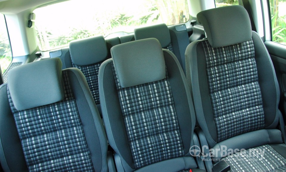 Volkswagen Cross Touran Mk2 (2011) Interior