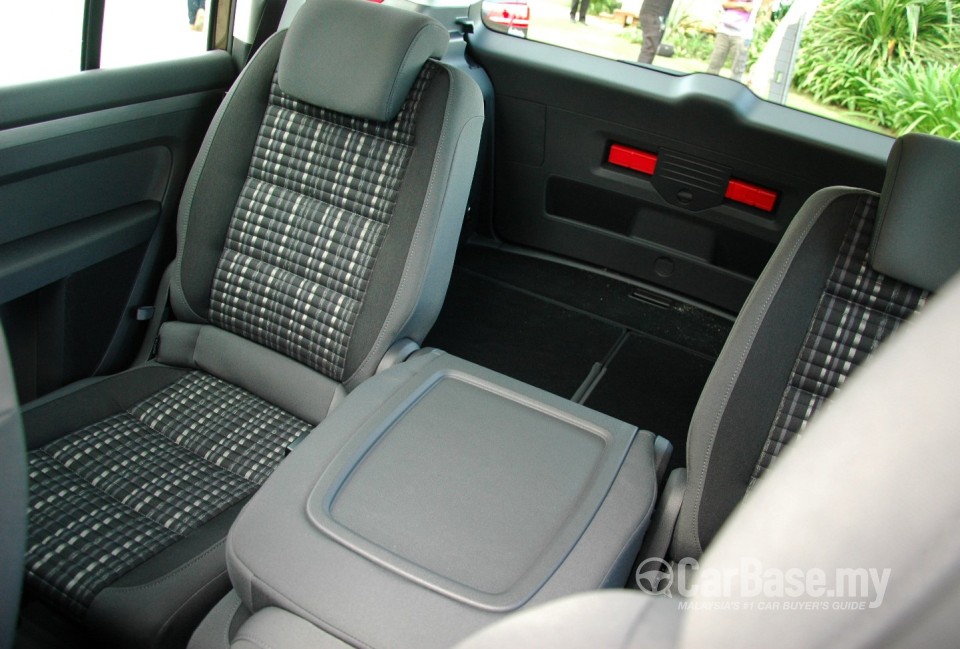 Volkswagen Cross Touran Mk2 (2011) Interior