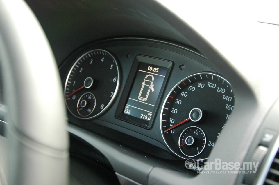 Volkswagen Cross Touran Mk2 (2011) Interior