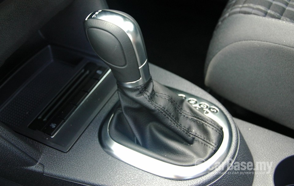 Volkswagen Cross Touran Mk2 (2011) Interior