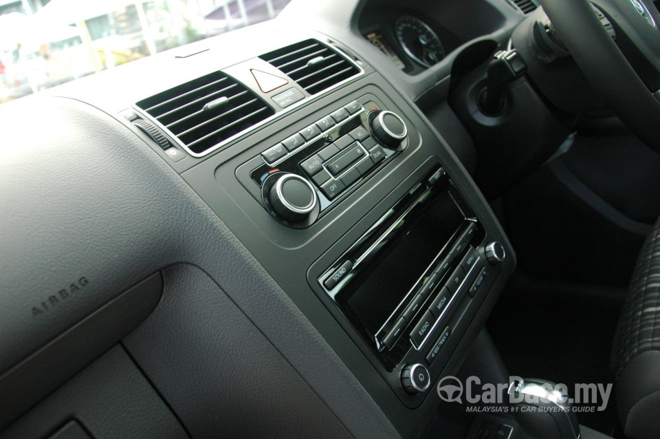 Volkswagen Cross Touran Mk2 (2011) Interior