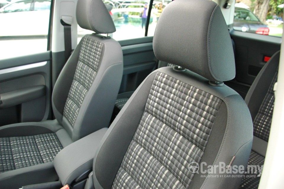 Volkswagen Cross Touran Mk2 (2011) Interior