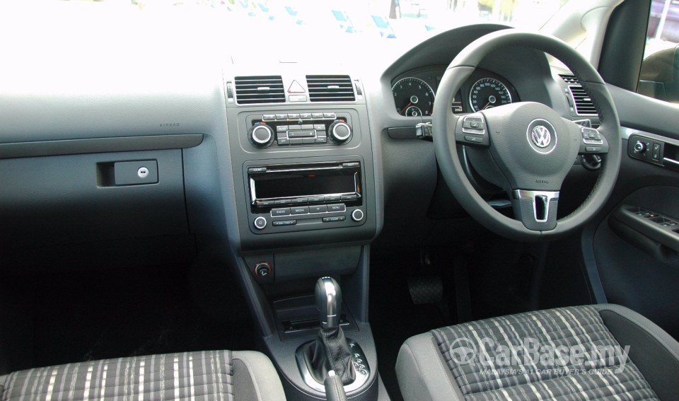 Volkswagen Cross Touran Mk2 (2011) Interior