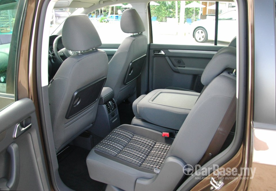 Volkswagen Cross Touran Mk2 (2011) Interior